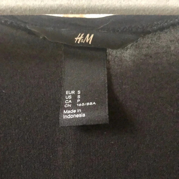 H&M black flowy shirt with large cutout sleeves, size small - Picture 3 of 4